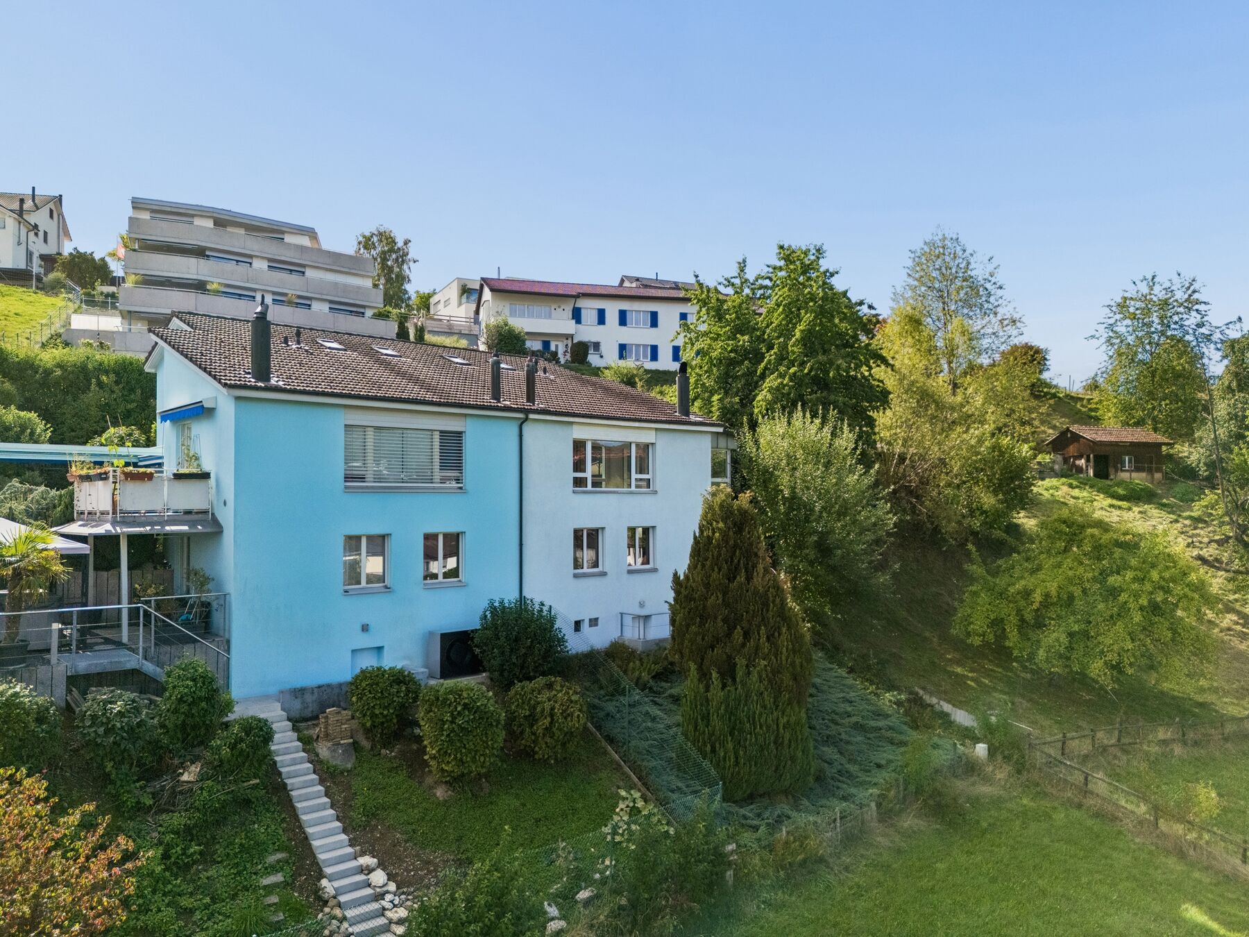 Rückansicht des Hauses mit Terrasse und Garten