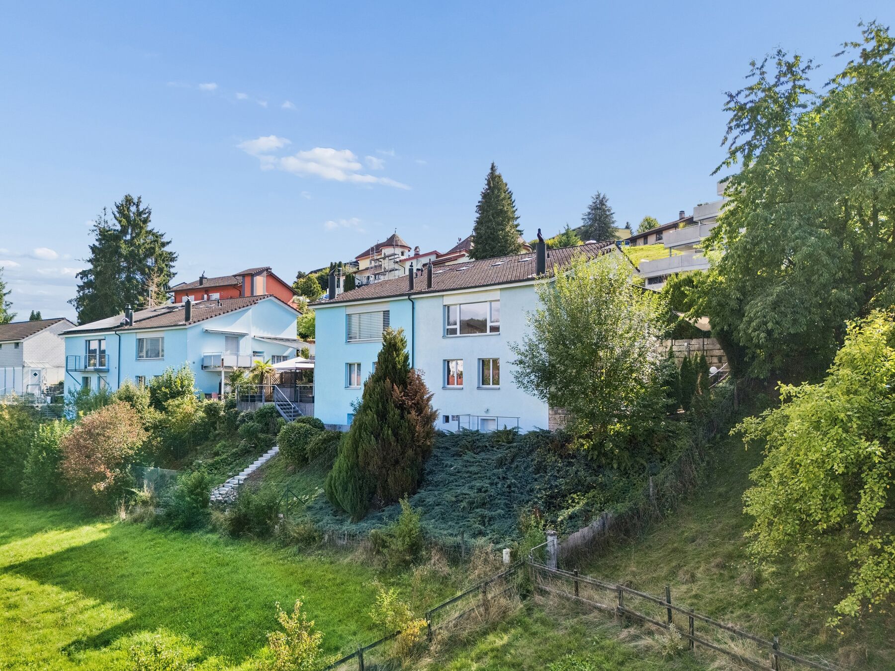 Hausansicht mit Garten und Hecken