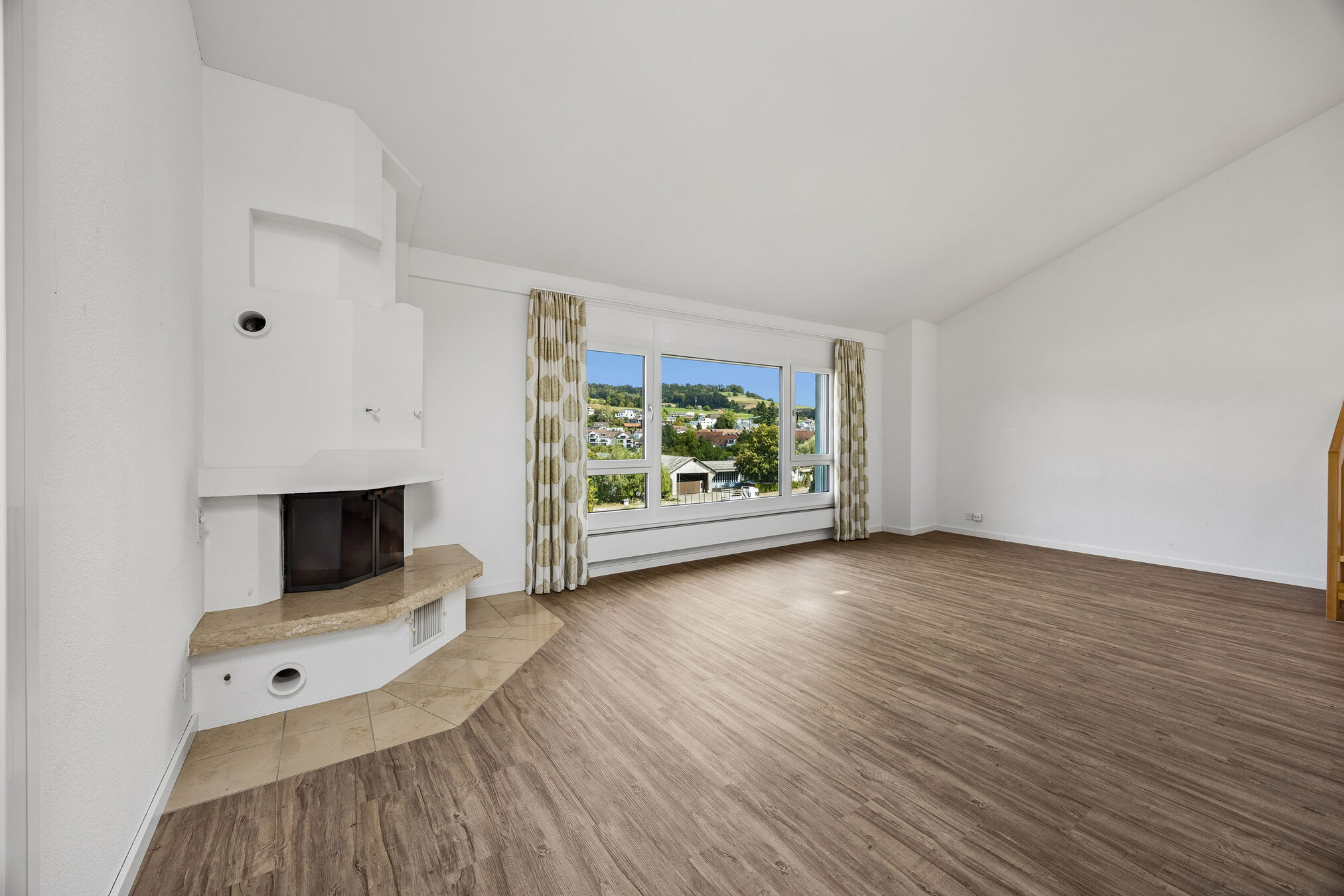 Wohnzimmer mit Cheminée und Weitblick