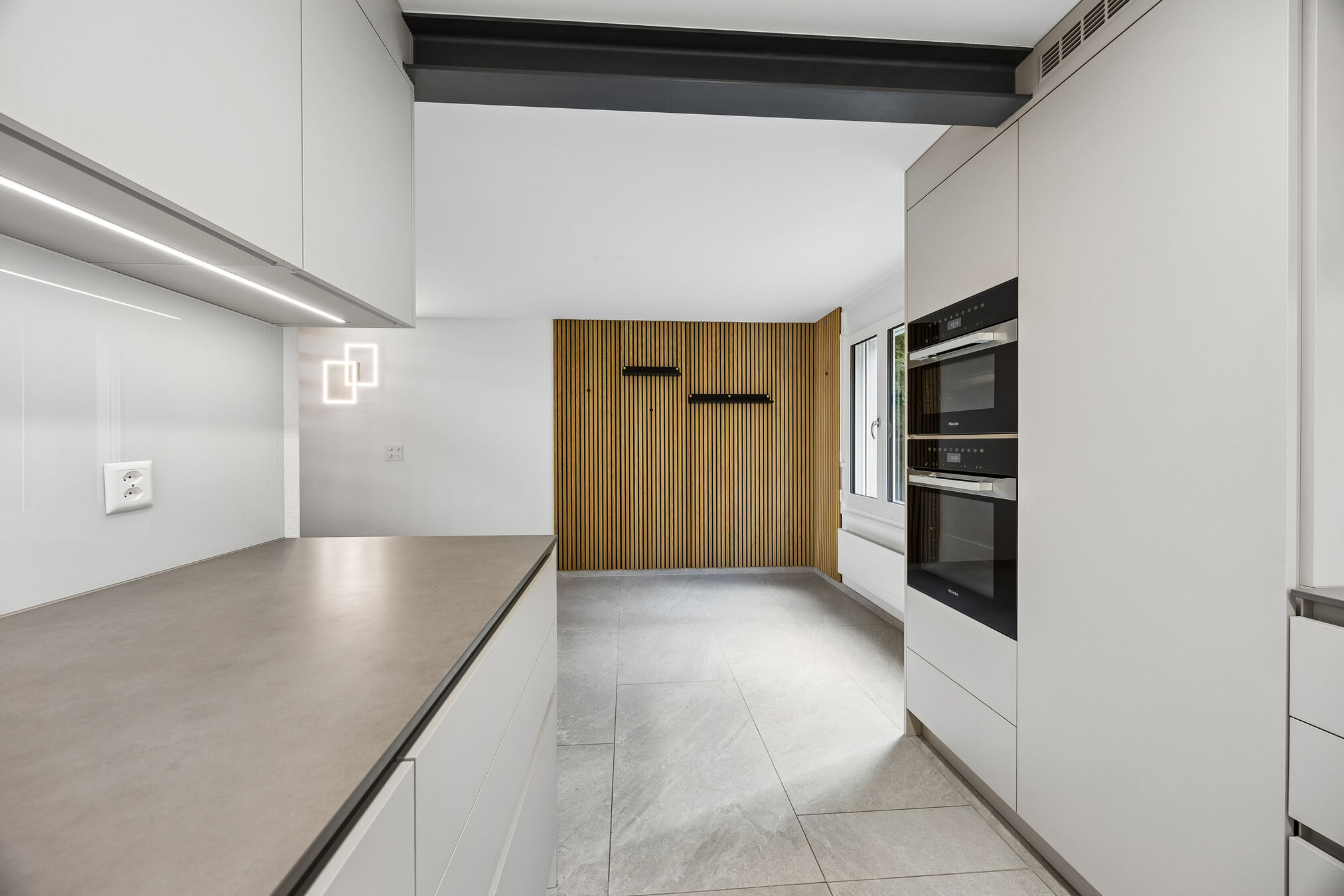 Moderne Küche mit Holzakzentwand