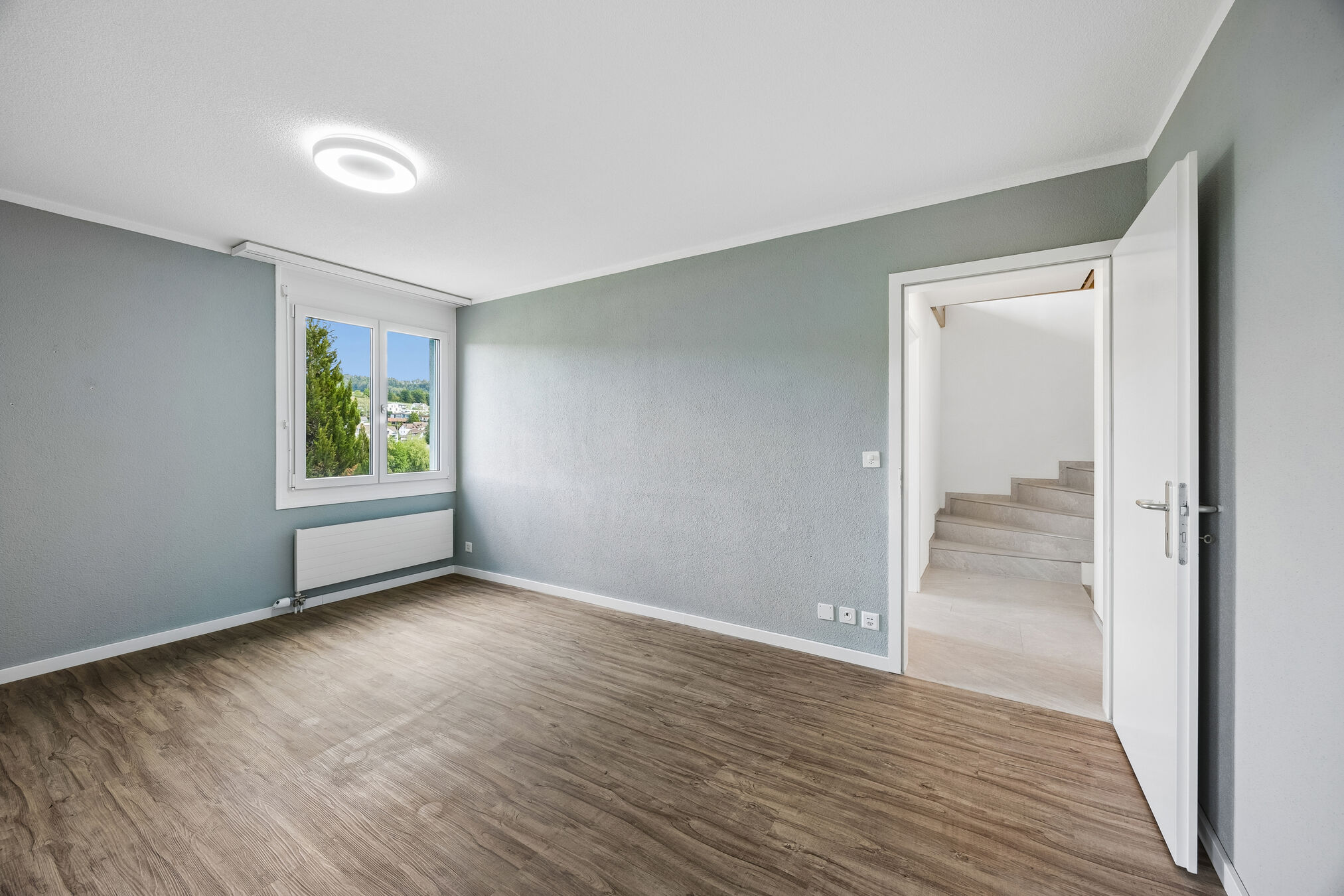 Zimmer mit Blick zum Treppenhaus