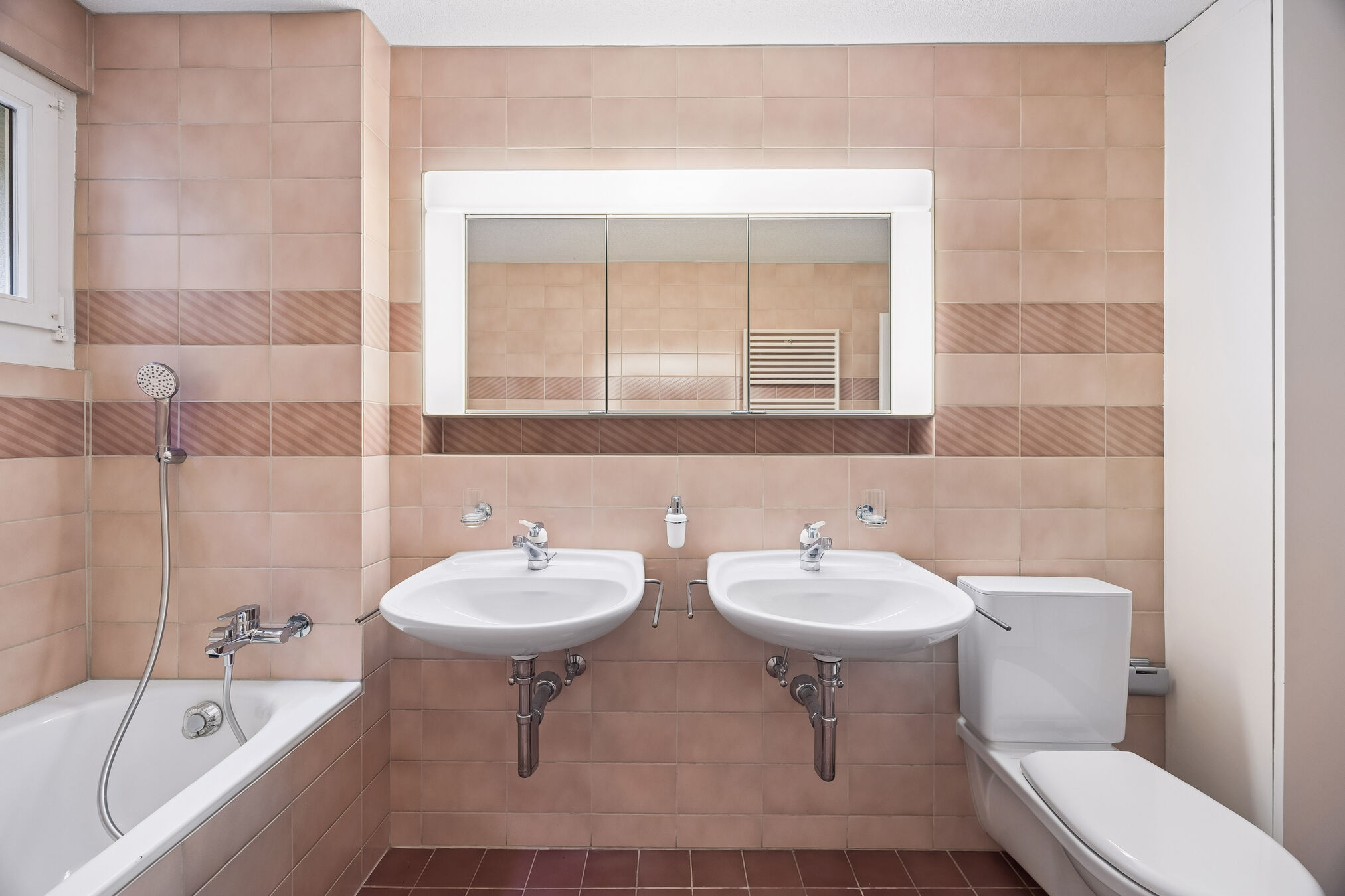 Bad im Retro-Stil mit Doppelwaschbecken