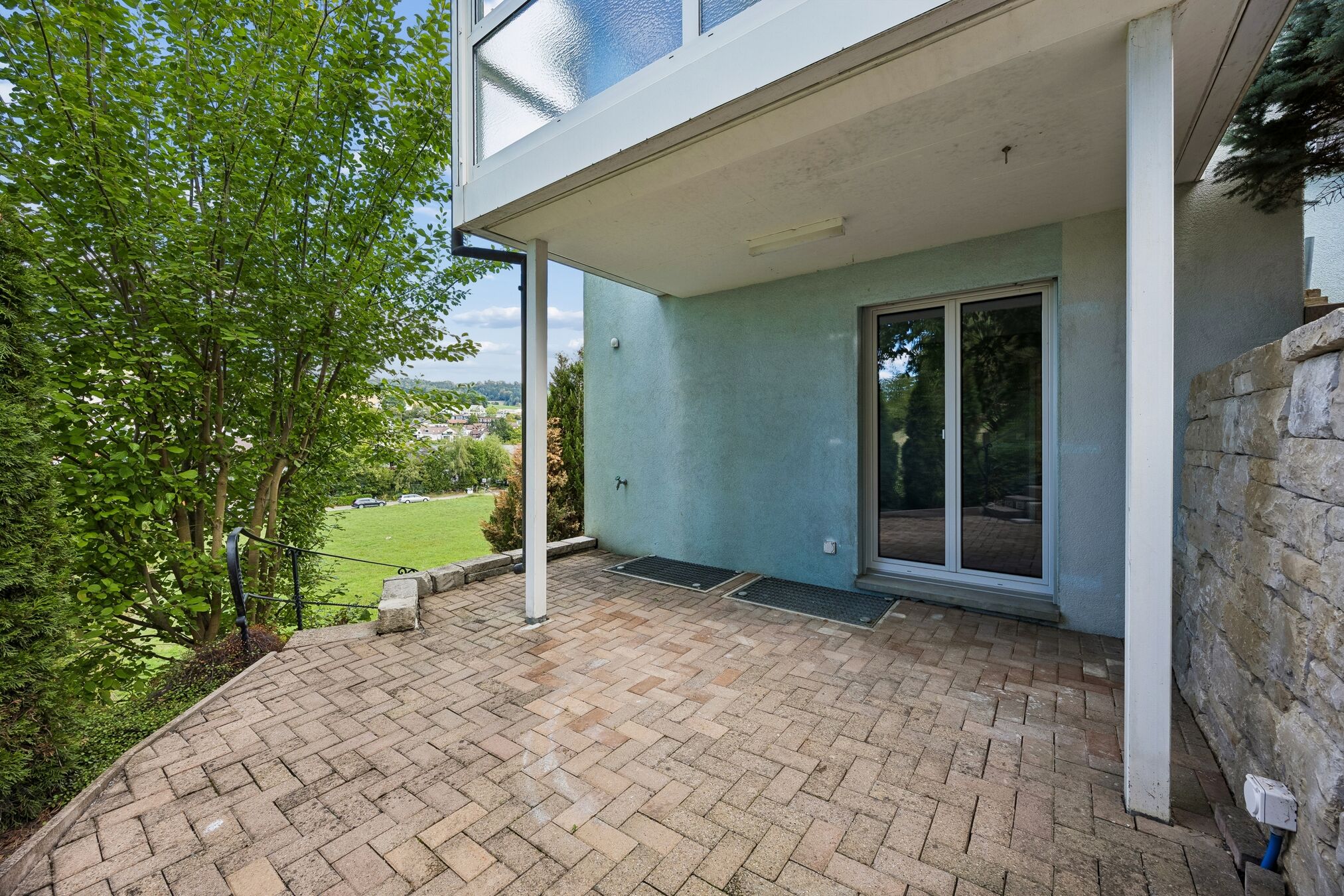 Gedeckte Terrasse mit Gartenzugang