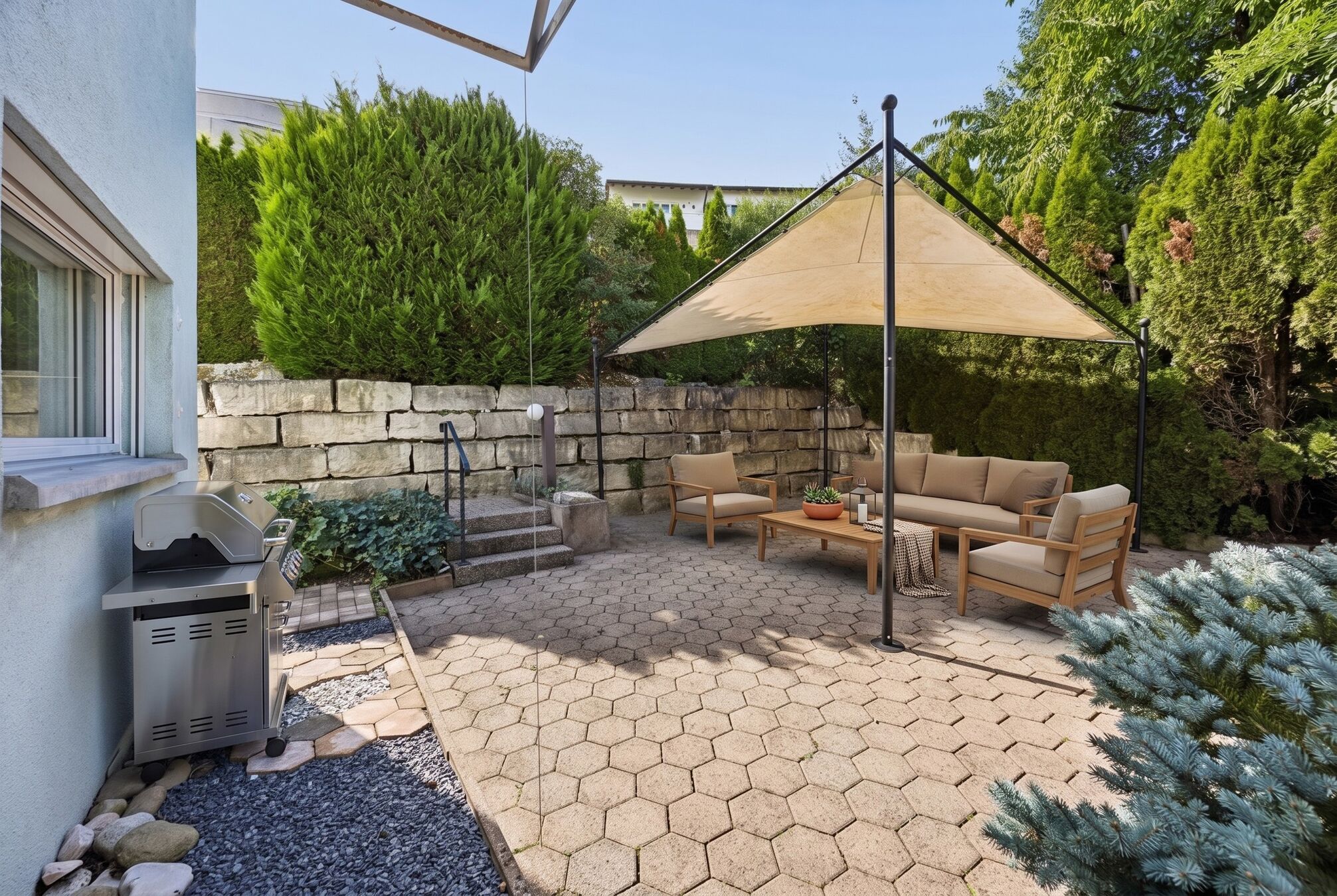 Terrasse mit Bepflanzung und Aussicht